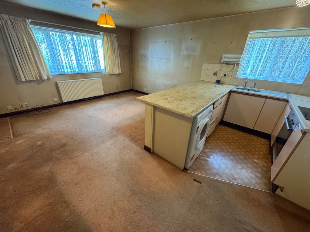 Lot: 153 - GROUND FLOOR APARTMENT IN PURPOSE-BUILT BLOCK WITH PARKING - Open plan kitchen - living room